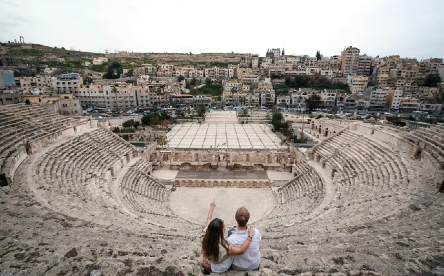 una coppia visita il teatro romano  da amman