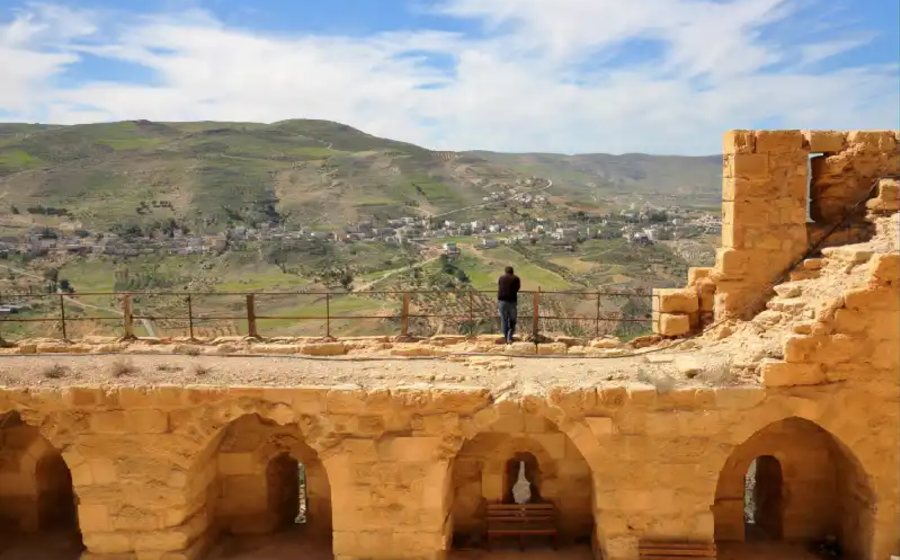 un uomo nella alta cima del castello kerak giordania, castello crociato di kerak