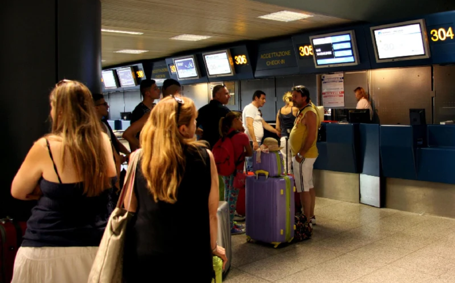i viaggiatoriallo sportello nel'aeroporto di assuan , aeroporto assuan