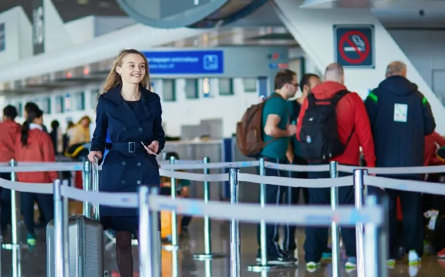 la sala di arrivo all'aeroporto di assuan , aeroporto assuan