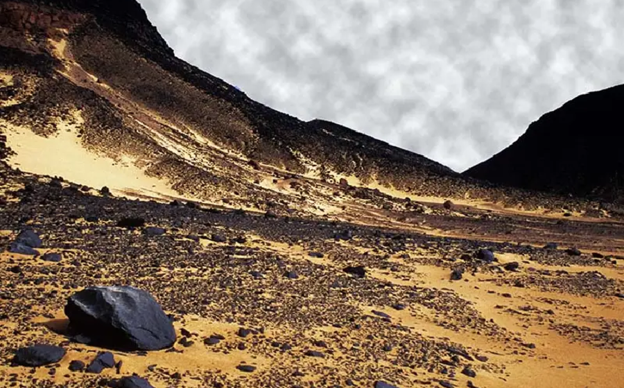 un lato del deserto nero in egitto , deserto nero egitto