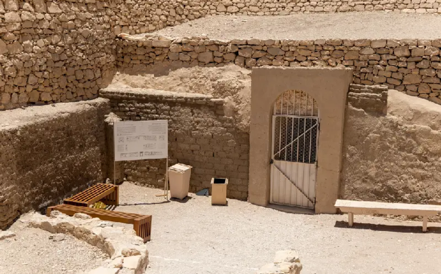ingresso di una tomba a deir el-medina, deir el medina