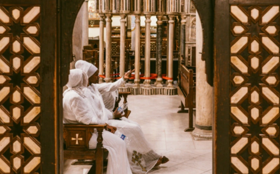 turisti nel quartiere copto del cairo, museo copto