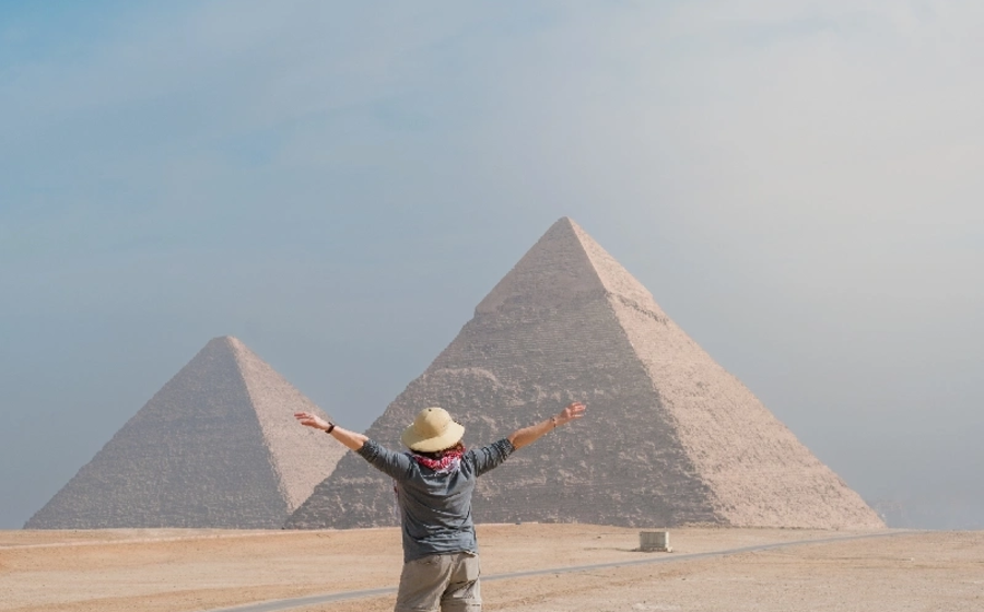 uomo davanti alle piramidi, dove sono le piramidi in egitto