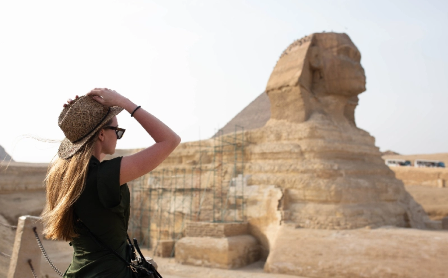 una donna davanti alle piramidi, dove sono le piramidi in egitto