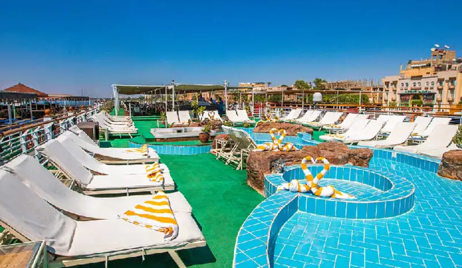 le sedie sdraio e la piscina a bordo della crociera Movenpick Royal lily