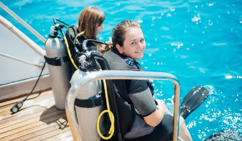 Escursione di immersione, due persone si preparano per fare il diving