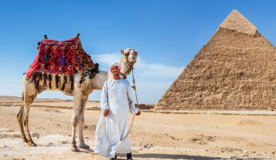 un uomo davanti alle piramidi di giza