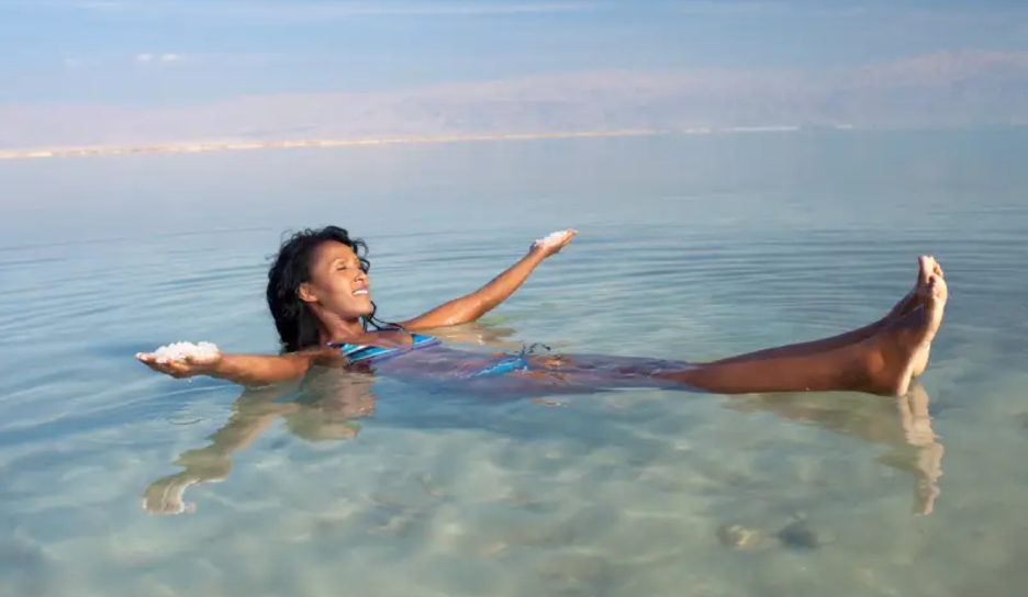 donna nel Mar Morto, vacanza giordania