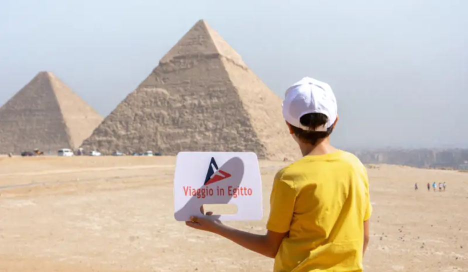 Un Raggazo nelle  piramidi, tour religioso in egitto