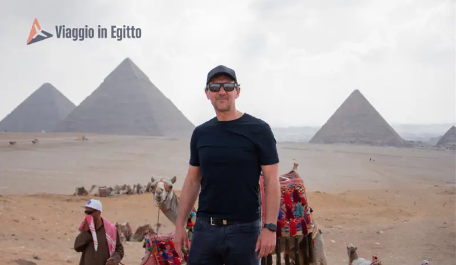 Il nostro cliente nelle Piramidi, viaggio di lusso in egitto