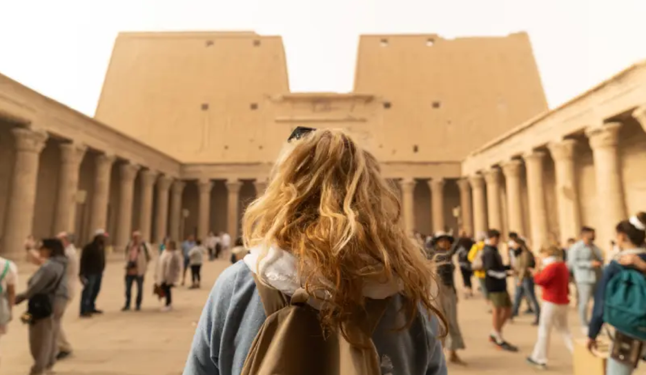 Una Ragazza nel Tempio di Edfu, pacchetto pasqua egitto