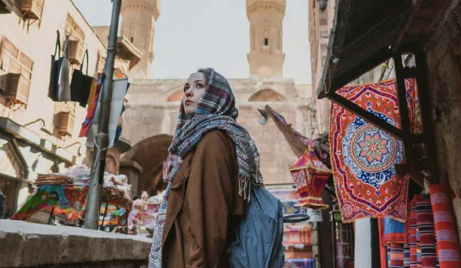 donna che passeggia nel mercato della città vecchia del cairo,crociera nilo e cairo