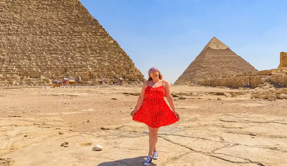 una donna davanti alle piramidi di giza , tour cairo e luxor