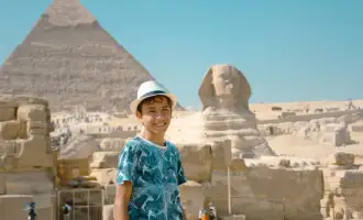 un piccolo ragazzo davanti alla sfinge, Tour Cairo e Luxor