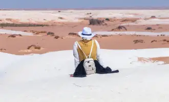 una ragazza nel deserto bianco, egitto deserto bianco
