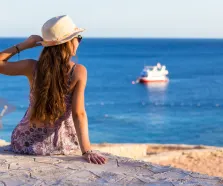 Cose da fare a Sharm el Sheikh, una ragazza si siede davanti al mare