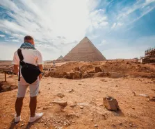 una ragazza alle piramidi, andare in Egitto