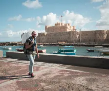 un giovane davanti alla cittadella di Qaitbay, Alessandria Egitto cosa visitare