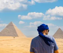 un uomo fa una visita alle piramidi durante Viaggio al Cairo