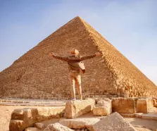 piramidi egiziane, un uomo davanti la piramidi di cheope