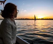 Crociera sul Nilo periodo migliore, una donna a bordo della crociera