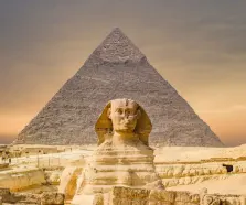 Cosa vedere in Egitto, la sfinge è davanti alla piramide