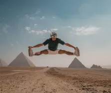 cose da vedere in egitto, un uomo davanti alle piramidi di giza