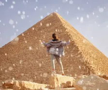 una donna davanti le piramidi in inverno , egitto a dicembre
