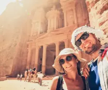 come vestirsi in giordania, una coppia a petra