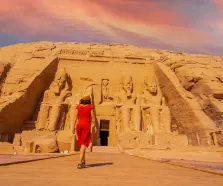 una ragazza al tempio di abu simbel, clima  in egitto a dicembre