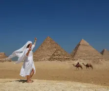 Egitto gennaio temperature, una donna davanti alle piramidi di Giza