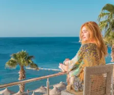 una ragazza al mare, sharm el sheikh o marsa alam
