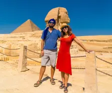 Consigli viaggio egitto, una coppia visita le piramidi