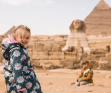 cosa fare in egitto a dicembre, una ragazza visita le piramidi