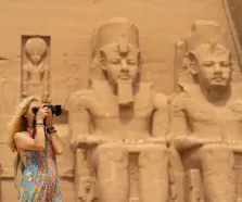 come organizzare un viaggio in egitto, una ragazza visita il tempio di abu simbel