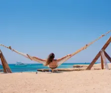 Hurghada o sharm , una donna al mare