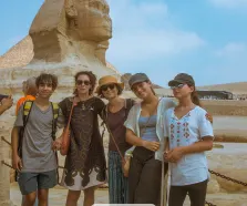 un gruppo di turisti davanti alla sfinge a giza, cosa vedere al cairo in 4 giorni