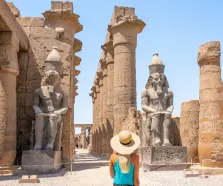 una donna a luxor, egitto posti da visitare