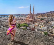 una donna sulla spiaggia a sharm, cose da sapere prima di andare a sharm