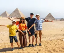 turisti davanti alle piramidi di giza, cosa vedere in egitto in 5 giorni