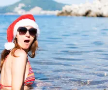 Ragazza con cappello da Babbo Natale in riva al mare, Egitto a Natale