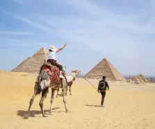 Il cairo cosa vedere, un gruppo di turisti alle piramidi