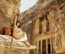 una bella ragazza davanti petra, giordania cosa vedere.
