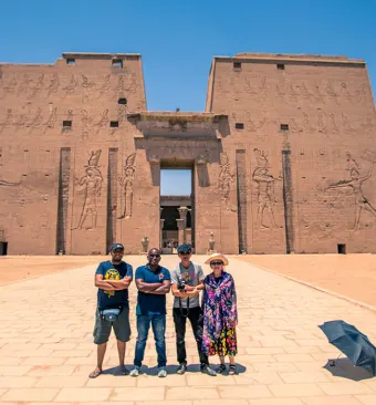 quattro turesti al tempio di Edfu