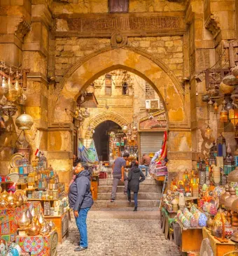 una ragazza fa una visita a Khan el khalili