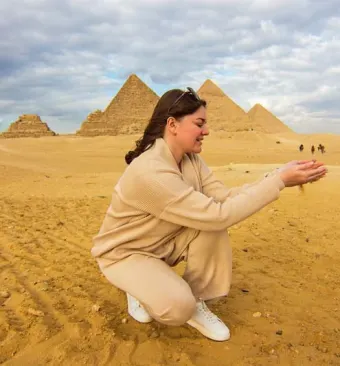 dove si trova l'egitto, una donna davanti le piramidi