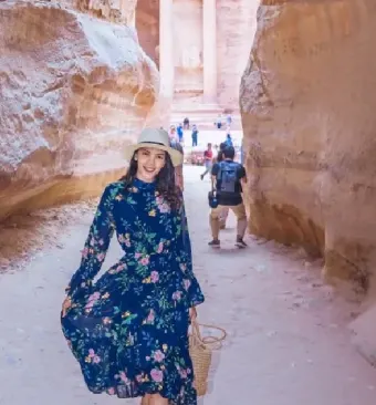 petra siq, una ragazza visita la siq di petra
