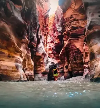 wadi mujib giordania, un uomo al wadi di mujib