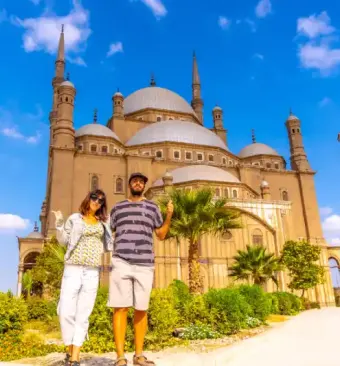 moschea di muhammad ali, una coppia davanti alla moschea
